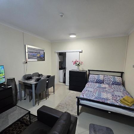 Shanti House Enfield Buitenkant foto