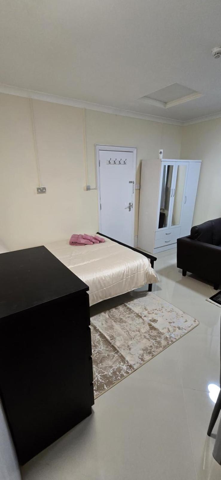 Shanti House Enfield Buitenkant foto